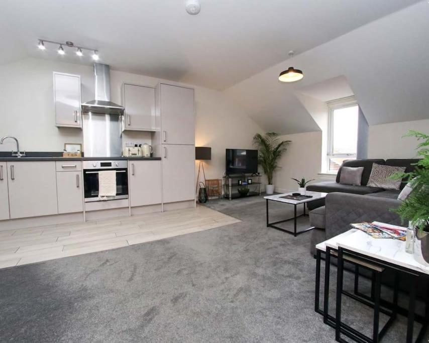 Luxe Living Guest House-Sleeps 6-Private Parking-Free Wifi-Beach-City Swansea Exterior photo