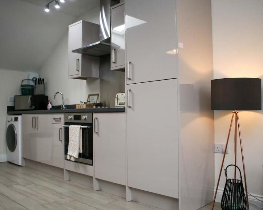 Luxe Living Guest House-Sleeps 6-Private Parking-Free Wifi-Beach-City Swansea Exterior photo