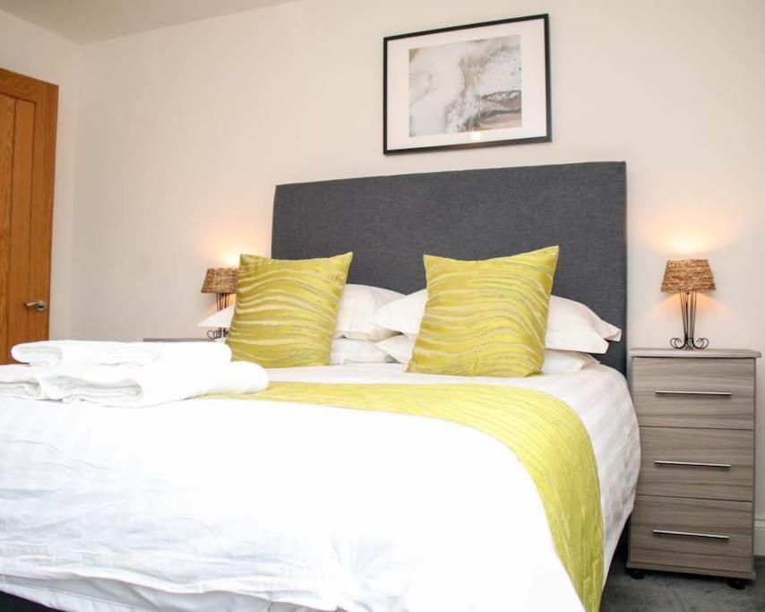 Luxe Living Guest House-Sleeps 6-Private Parking-Free Wifi-Beach-City Swansea Exterior photo