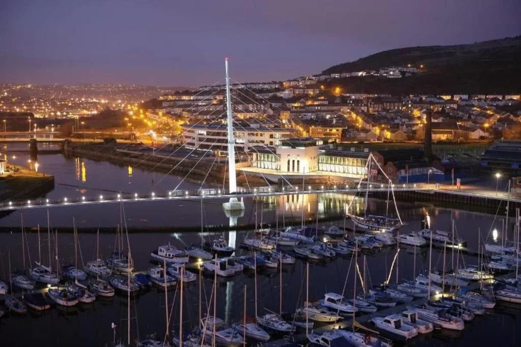 Luxe Living Guest House-Sleeps 6-Private Parking-Free Wifi-Beach-City Swansea Exterior photo