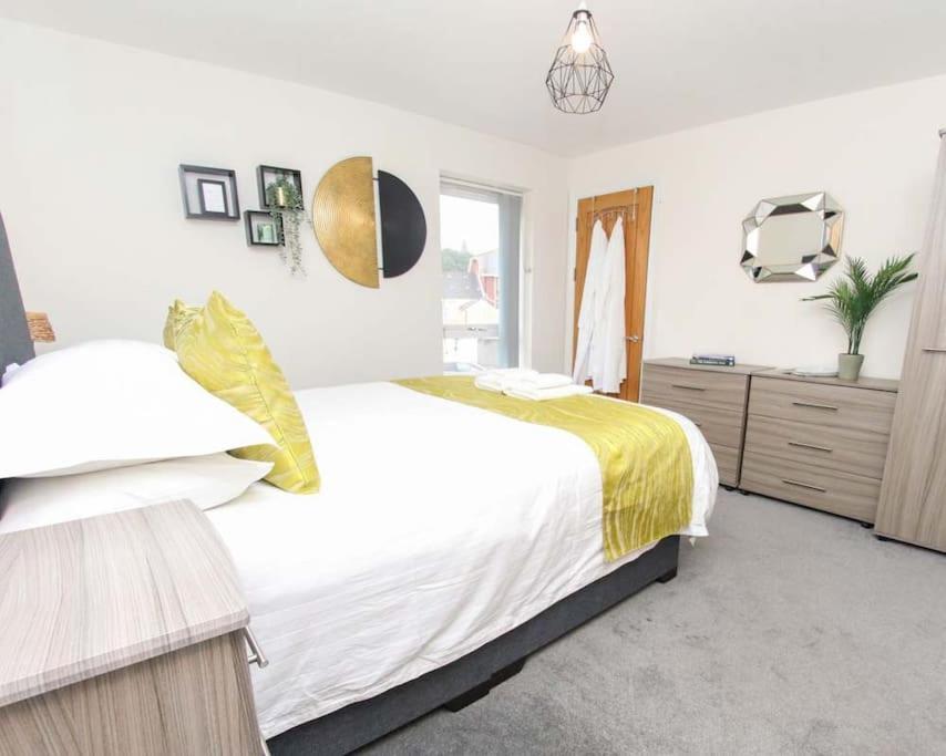 Luxe Living Guest House-Sleeps 6-Private Parking-Free Wifi-Beach-City Swansea Exterior photo